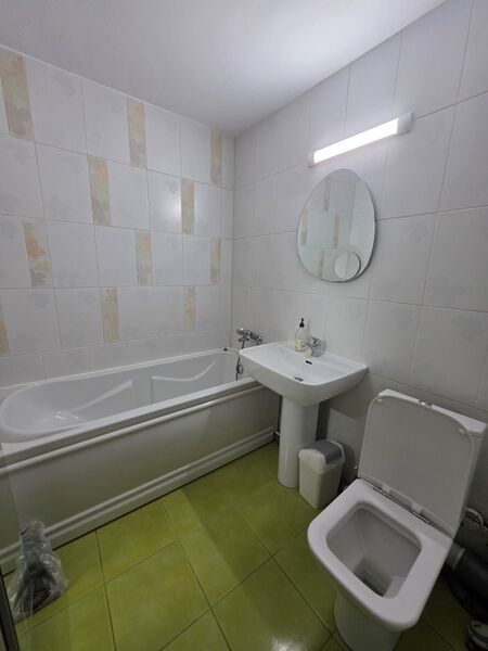 Piata Muncii, 5 minute metrou, chiar pe Calea Calarasilor, stradal,centrala